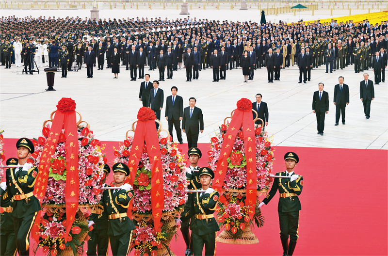 2021年9月30日上午，黨和國家領(lǐng)導人習近平、李克強、栗戰(zhàn)書、汪洋、王滬寧、趙樂際、韓正、王岐山等來到北京天安門廣場，出席烈士紀念日向人民英雄敬獻花籃儀式。 新華社記者 張領(lǐng)/攝