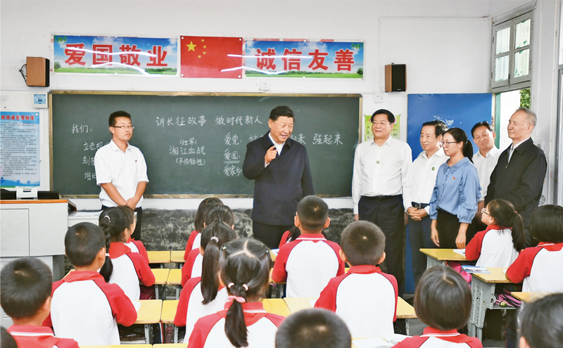 2020年9月16日至18日，中共中央總書記、國家主席、中央軍委主席習近平在湖南考察。這是16日下午，習近平在郴州市汝城縣文明瑤族鄉(xiāng)第一片小學，同正在上思政課的同學們親切交流。 新華社記者 謝環(huán)馳/攝