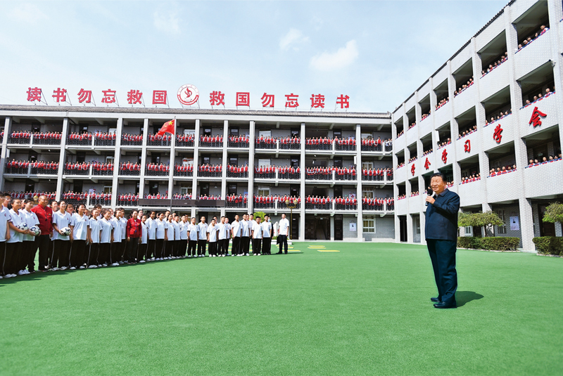 2021年9月13日至14日，中共中央總書記、國家主席、中央軍委主席習近平在陜西省榆林市考察。這是14日上午，習近平在綏德實驗中學考察時，同師生親切交流。 新華社記者 謝環(huán)馳/攝